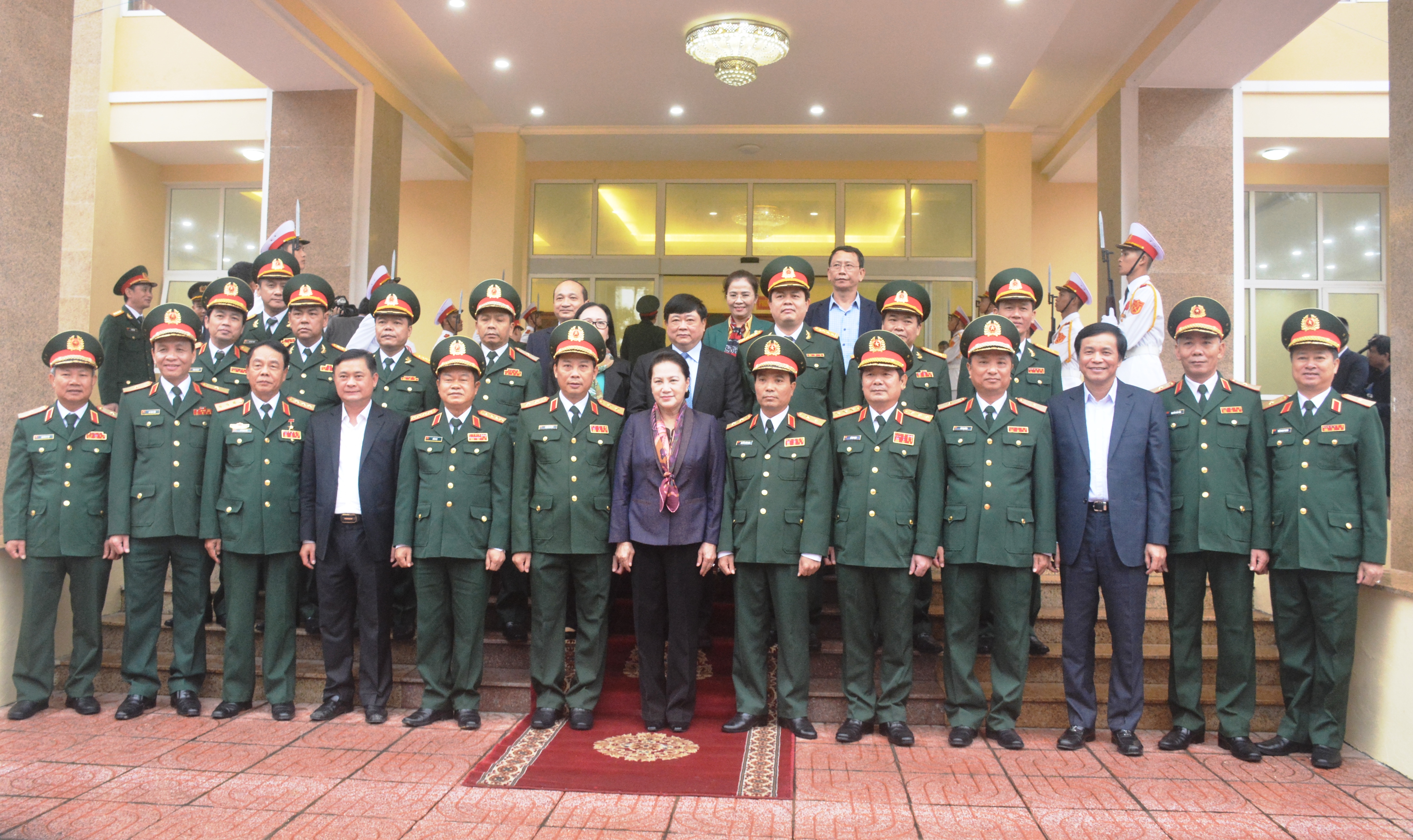 Chủ tịch Quốc hội Nguyễn Thị Kim Ngân thăm, làm việc tại Quân khu 4